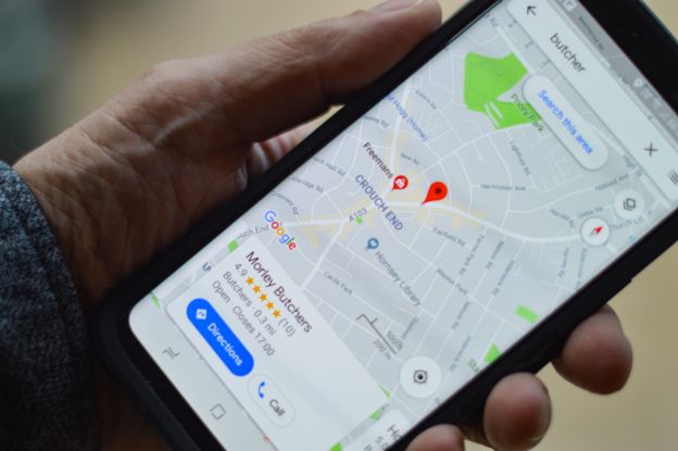 L'application Google Maps sur un smartphone tenu par quelqu'un.