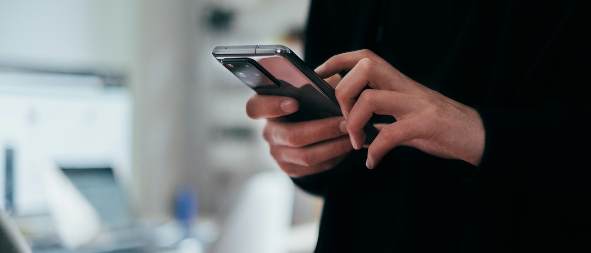 Personne tenant un smartphone en main